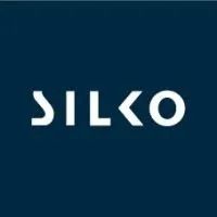 Testo "SILKO" bianco su sfondo blu scuro.